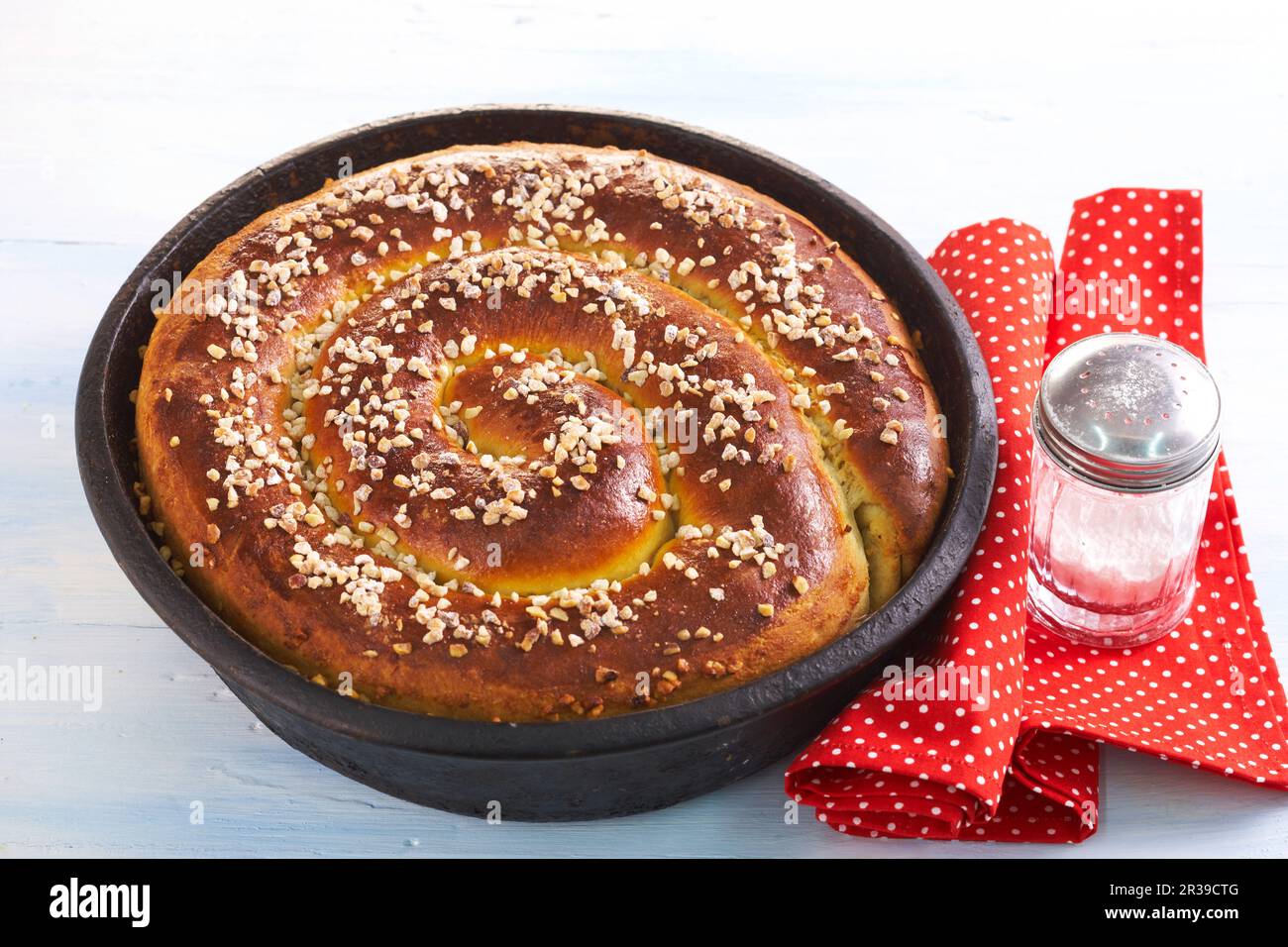 Pane pasquale bavarese ripieno di nocciole, uvetta, zucchero e rum Foto Stock