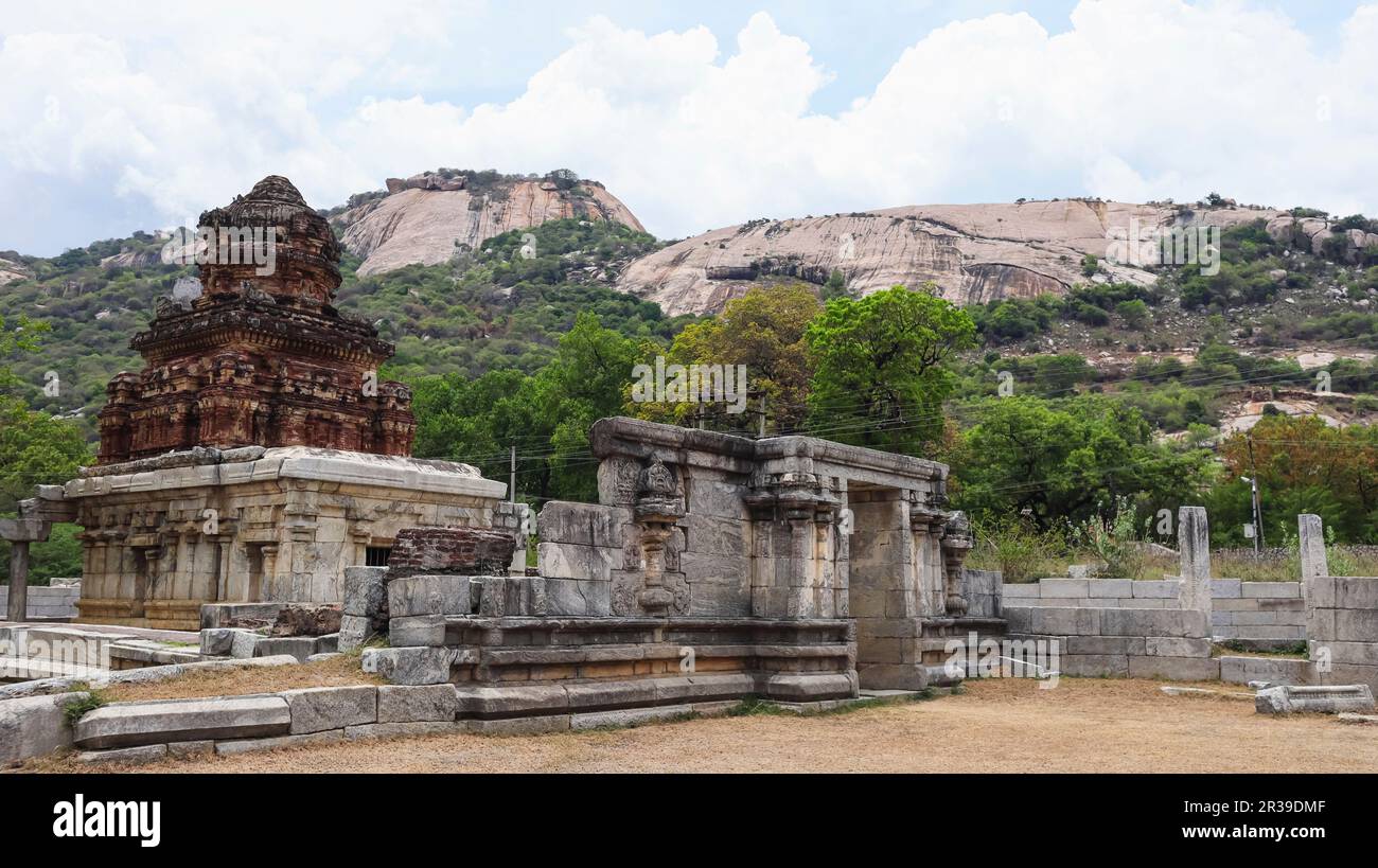 Vista del Tempio di Sri Rajeshwari e del Forte di Chandragiri sullo sfondo, Tirupati, Andhra Pradesh, India. Foto Stock