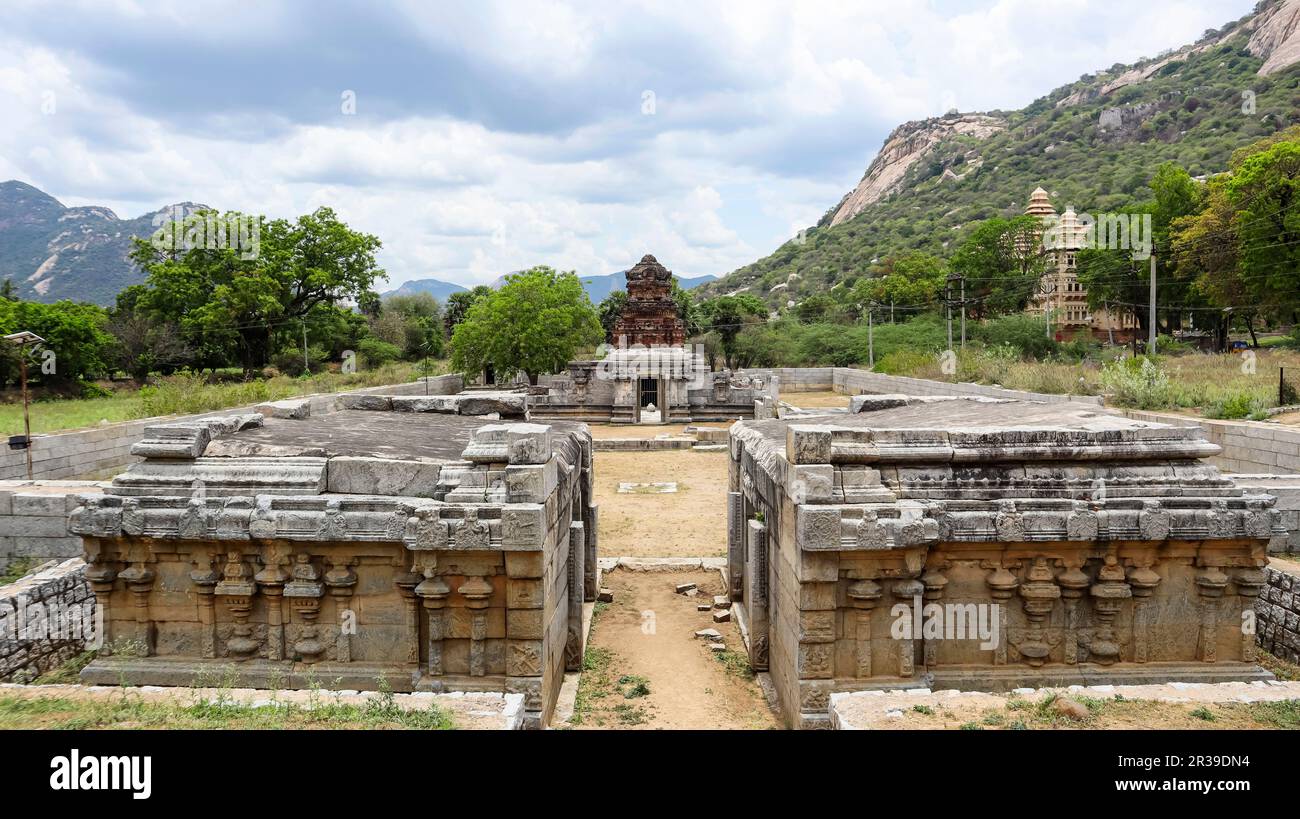 Vista frontale del Tempio di Sri Rajeshwari con nuvole drammatiche sullo sfondo, Forte di Chandragiri, Tirupati, Andhra Pradesh, India. Foto Stock