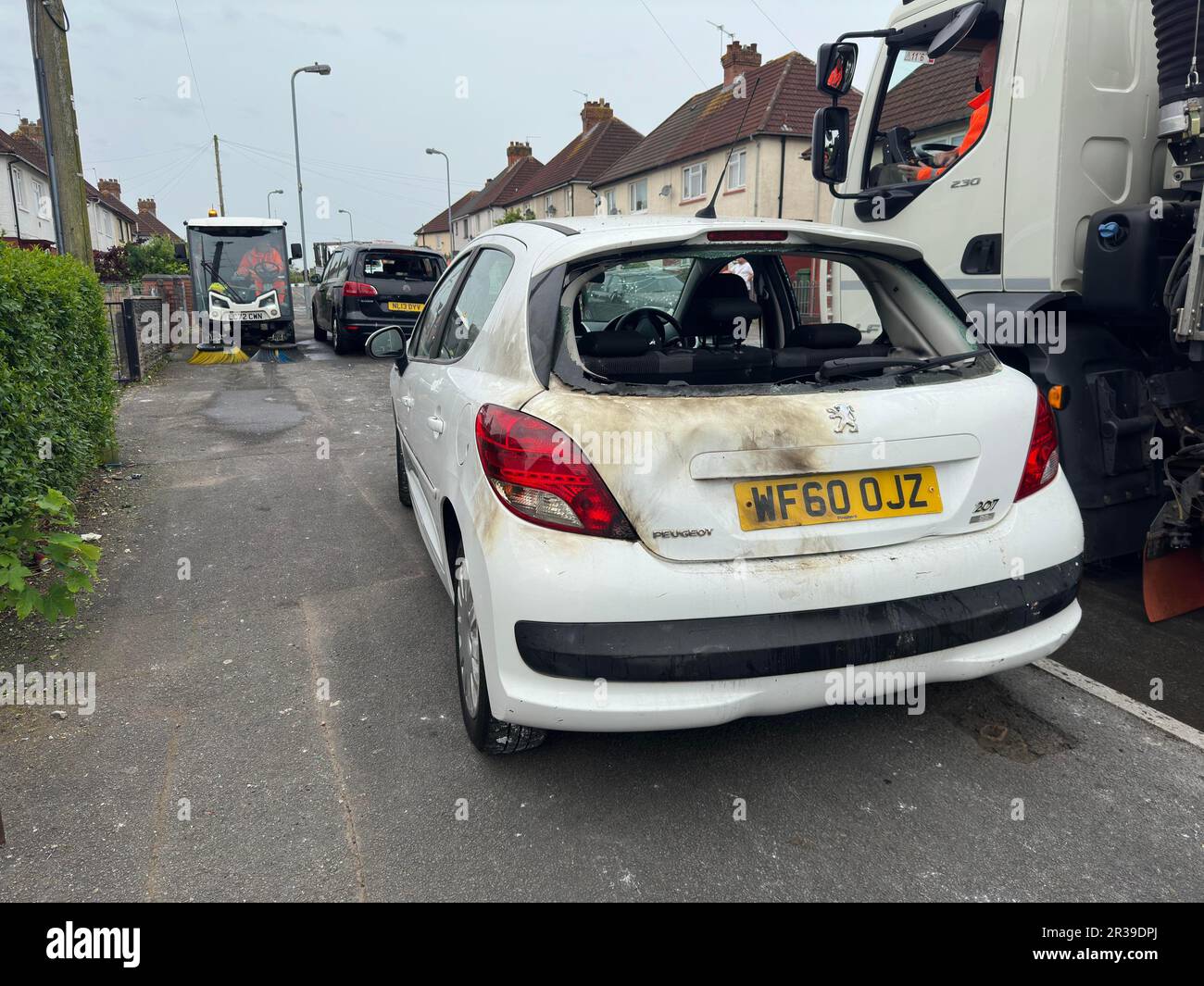 La scena a Ely, Cardiff, in seguito alla rivolta scoppiata dopo la morte di due adolescenti in un incidente. Le tensioni raggiunsero il punto di rottura dopo che gli ufficiali furono chiamati alla collisione, in Snowden Road, Ely, alle 6pm di lunedì circa. Gli ufficiali affrontarono quello che chiamavano "disordine su larga scala”, con almeno due auto torchiate come problemi che coinvolgevano decine di giovani arenati per ore. Data immagine: Martedì 23 maggio 2023. Foto Stock