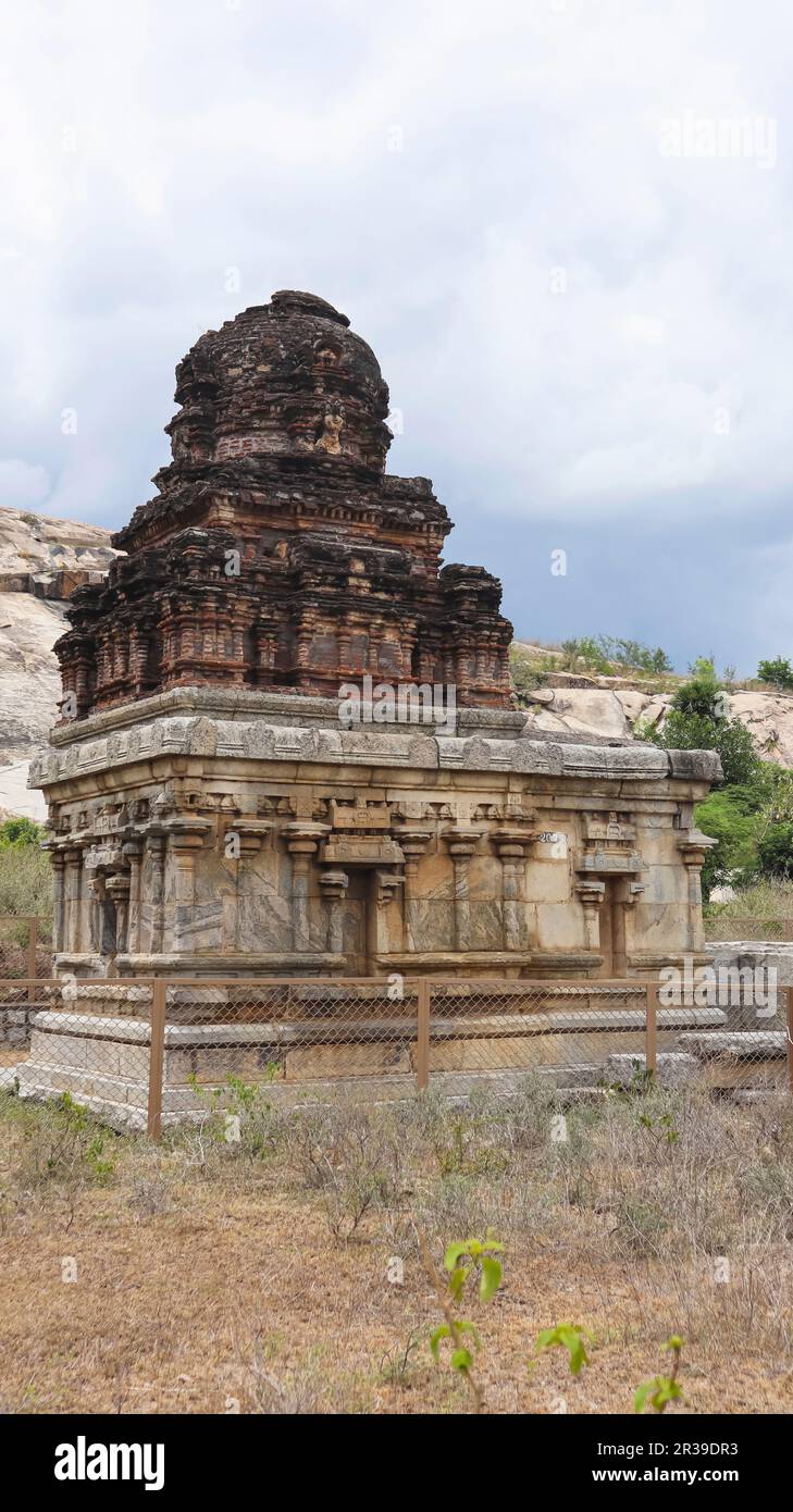 Piccolo tempio in rovina all'interno del Campus di Chandragiri Fort, Tirupati, Andhra Pradesh, India. Foto Stock