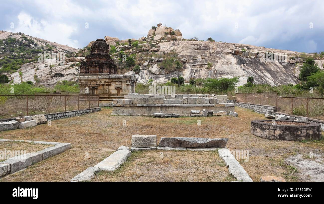 Piccolo tempio in rovina all'interno del Campus di Chandragiri Fort, Tirupati, Andhra Pradesh, India. Foto Stock