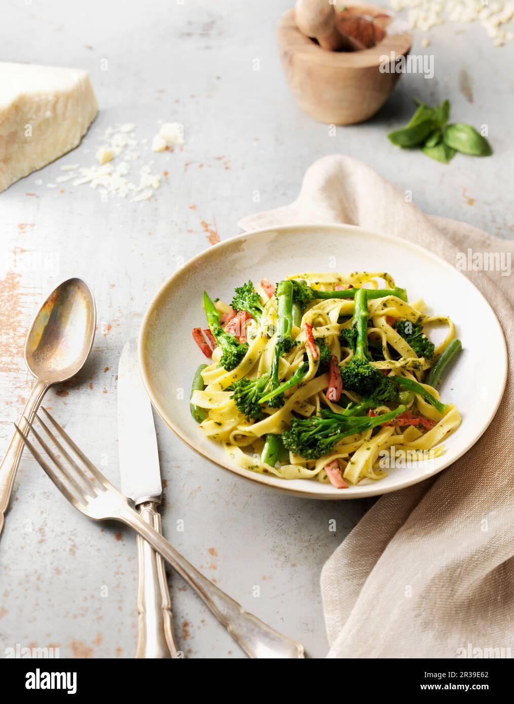 Tagliatelle con broccoli e prosciutto Foto Stock