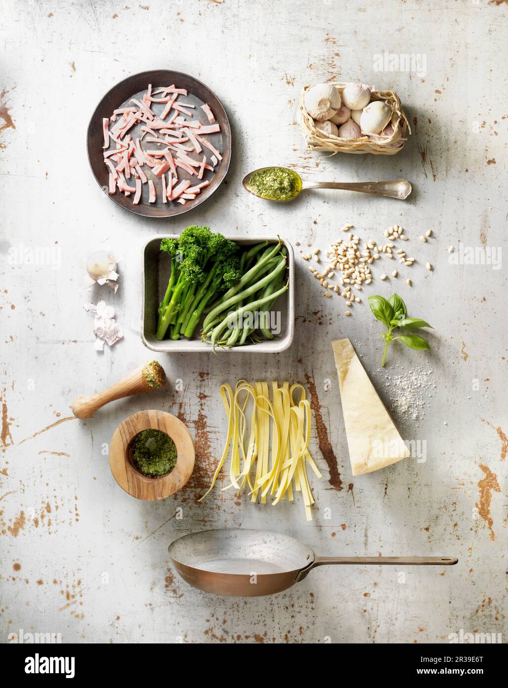 Ingredienti per preparare tagliatelle con broccoli e prosciutto Foto Stock