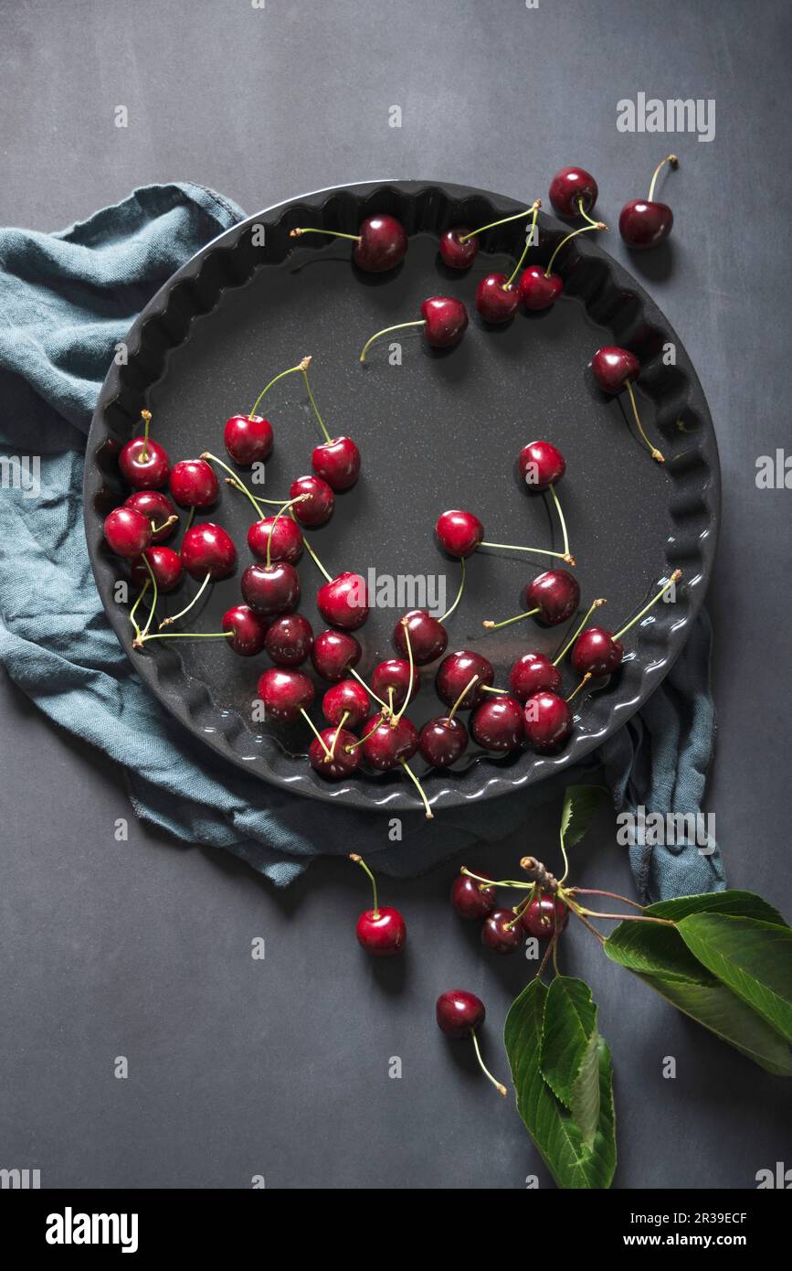 Ciliegie dolci fresche (Prunus avium) in una teglia da forno Foto Stock