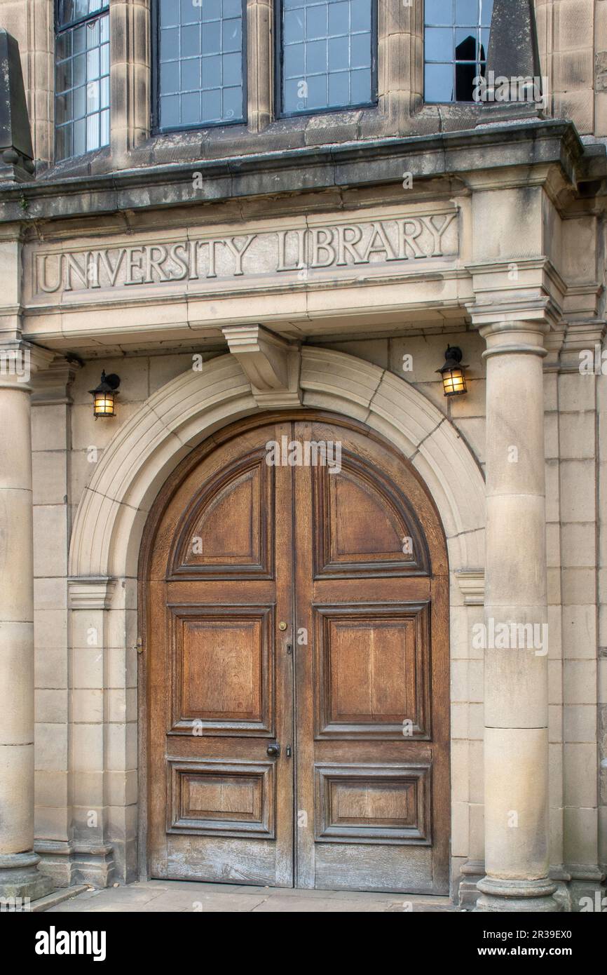 Grande Porta D'Ingresso In Legno Alla Biblioteca Universitaria Foto Stock