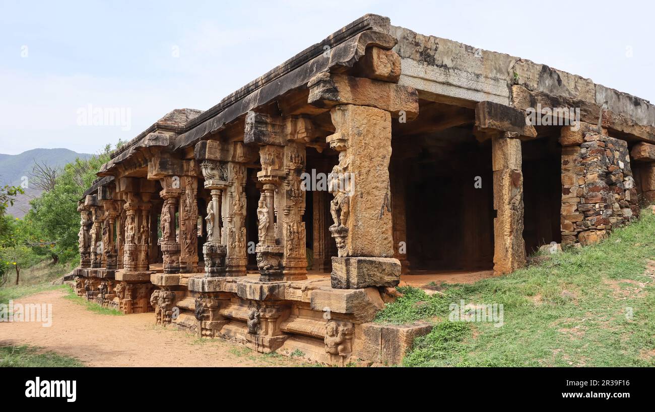 Ruin Mandapa e colonne scolpite a Siddhavatam Fort, Kadapa, Andhra Pradesh, India. Foto Stock