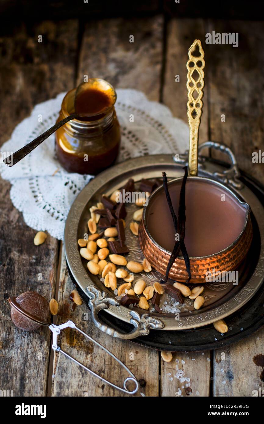 Cioccolata calda con caramello di arachidi in una padella di rame Foto Stock