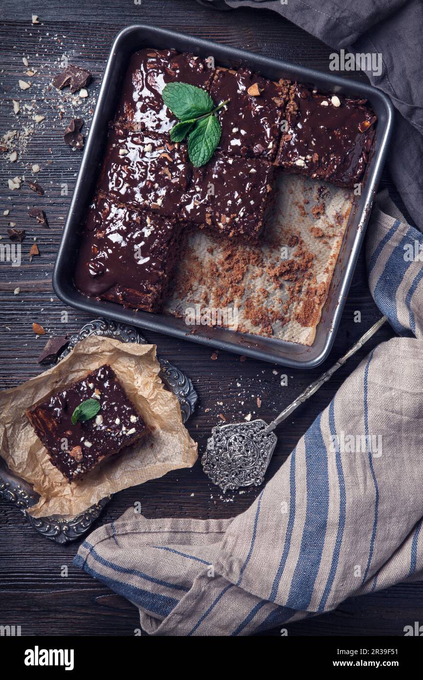 Torta al cioccolato con glassa al cioccolato fondente e mandorle Foto Stock