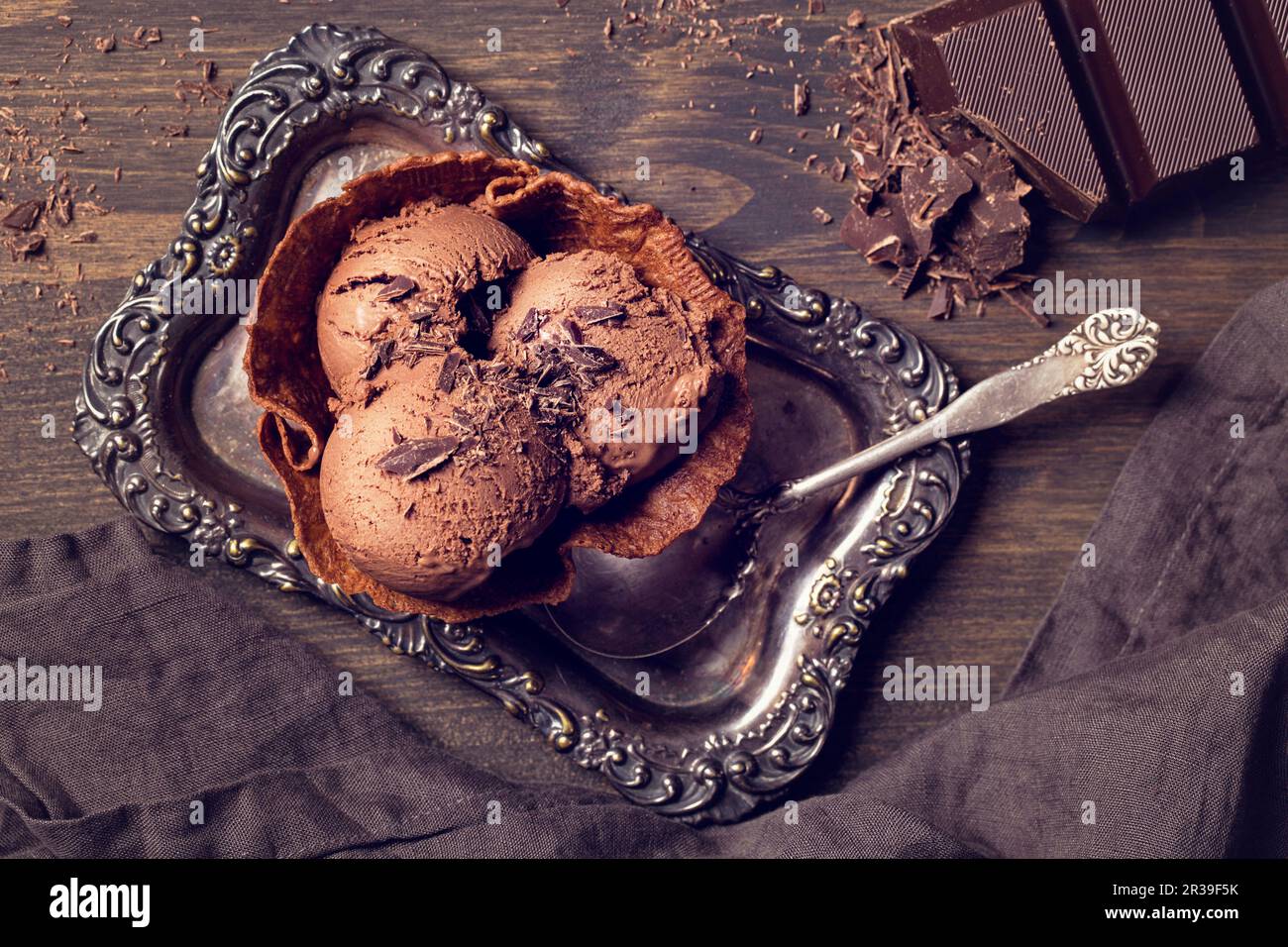 Gelato al cioccolato fatto in casa in una ciotola Foto Stock