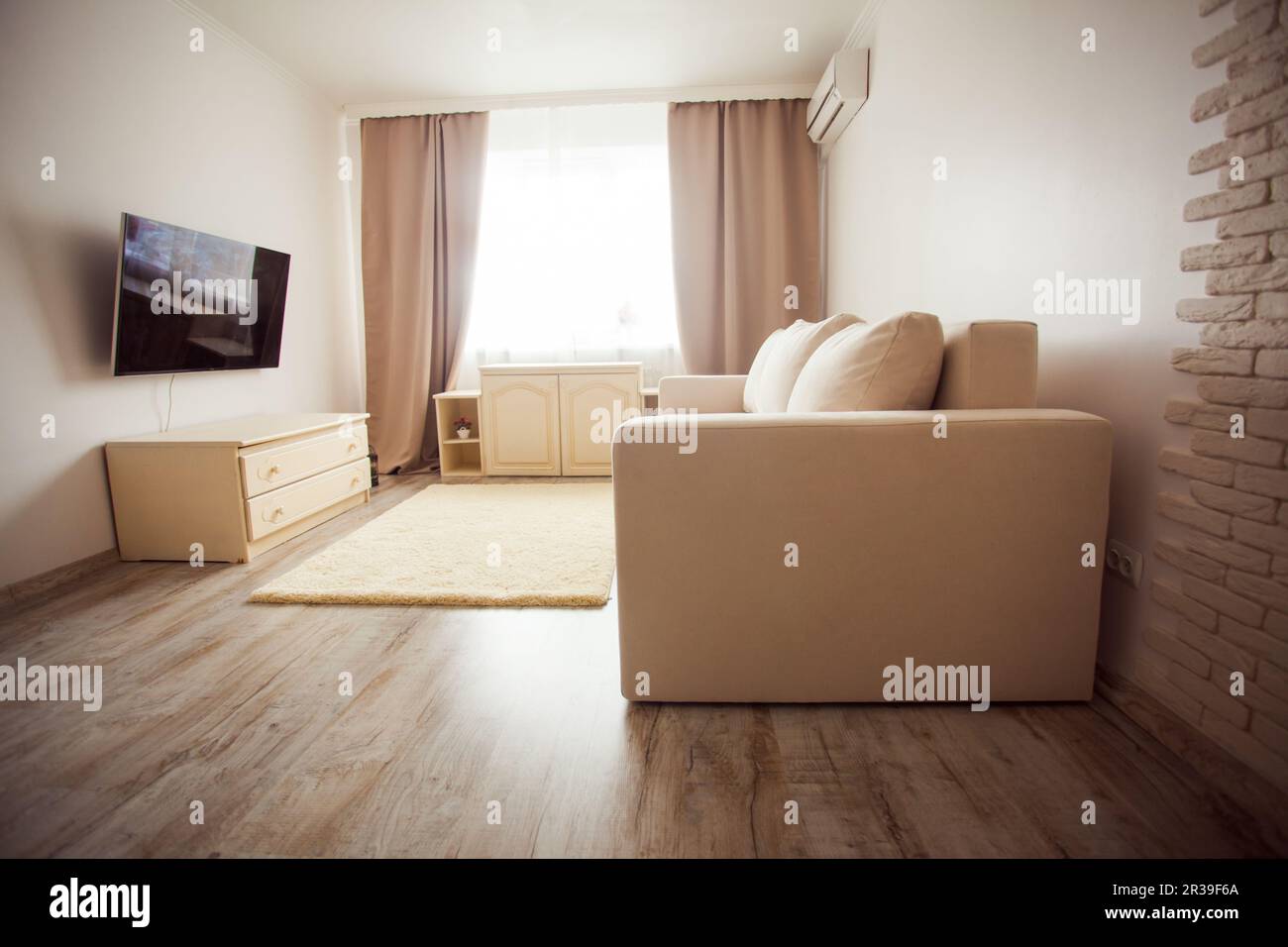 Moderno salotto in stile minimalismo con interni in toni beige Foto Stock