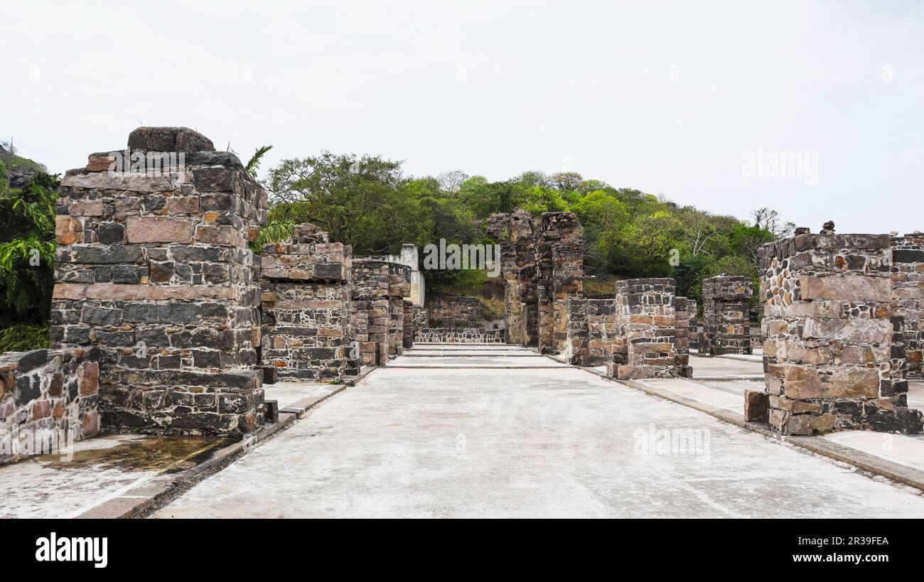 Rovine e pilastri caduti di Kondapalli Fort, Vijayawada, Andhra Pradesh, India. Foto Stock