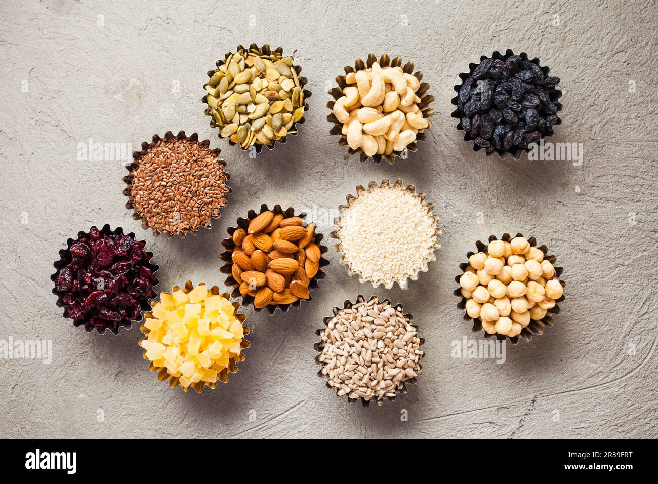 Set di ciotole con frutta secca sana e noci gustose Foto Stock