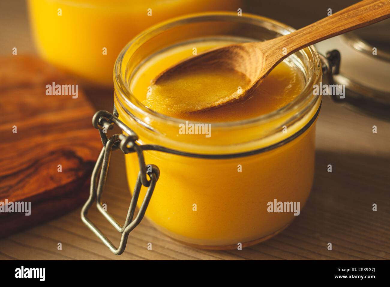 Primo piano di cucchiaio di legno con burro chiarificato Foto Stock