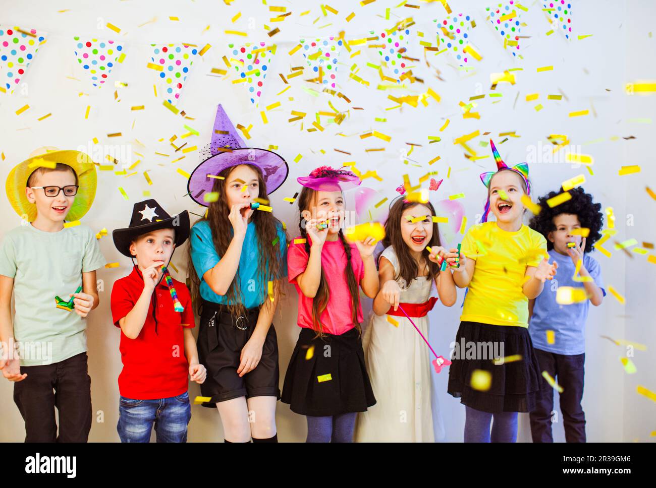 Gruppo di adorabili bambini divertirsi alla festa di compleanno Foto Stock