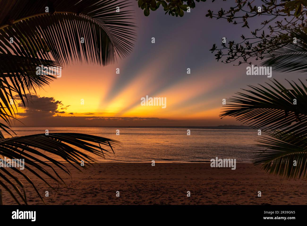 Sonnenuntergang am Haad Lang Khao Beach auf der Insel Koh Libong in der Andamanensee, Thailandia, Asien | Tramonto a Haad Lang Khao spiaggia su Ko Libong Foto Stock