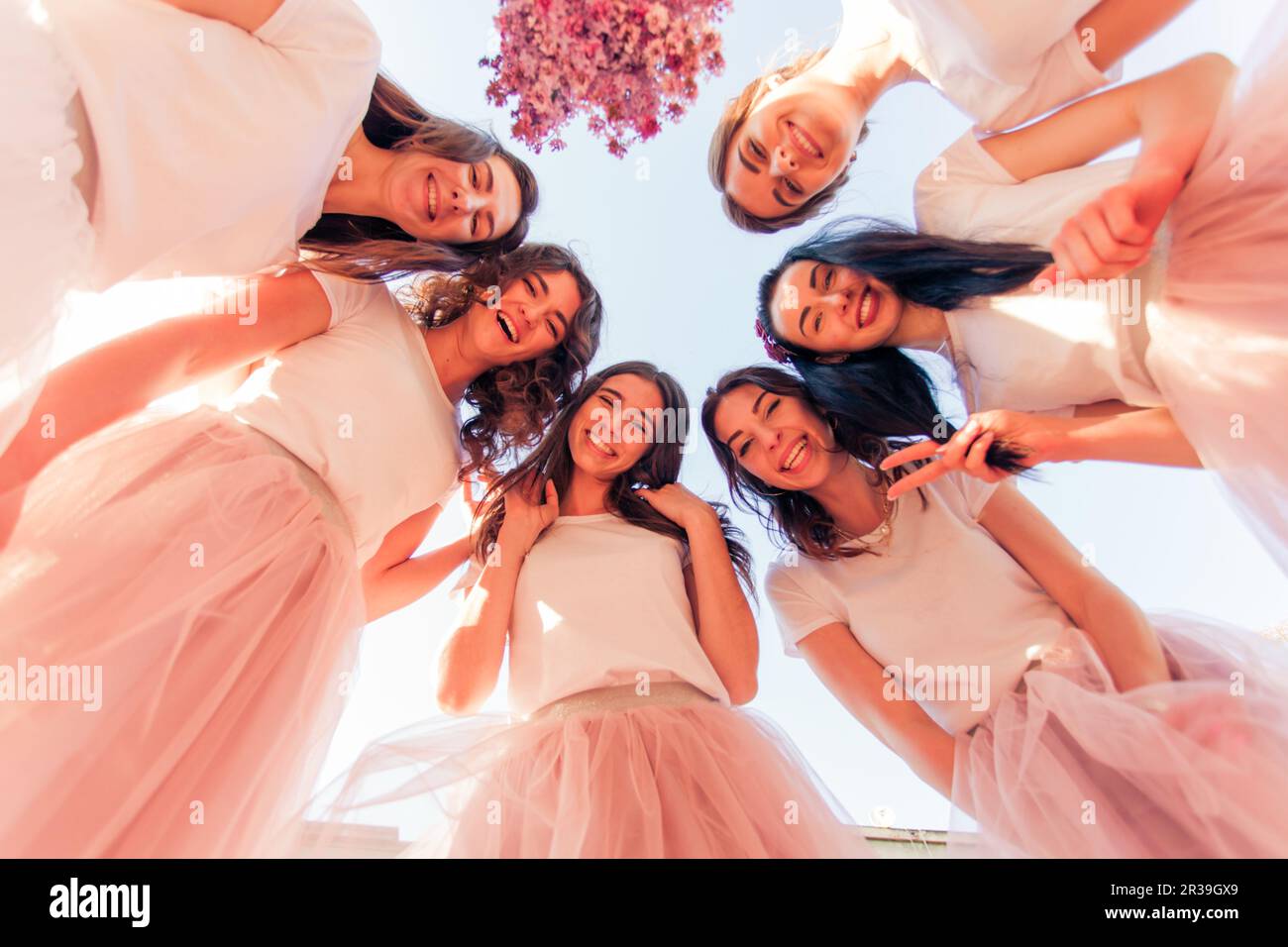 Gruppo di bridesmaids che fanno selfie sullo sfondo del cielo Foto Stock