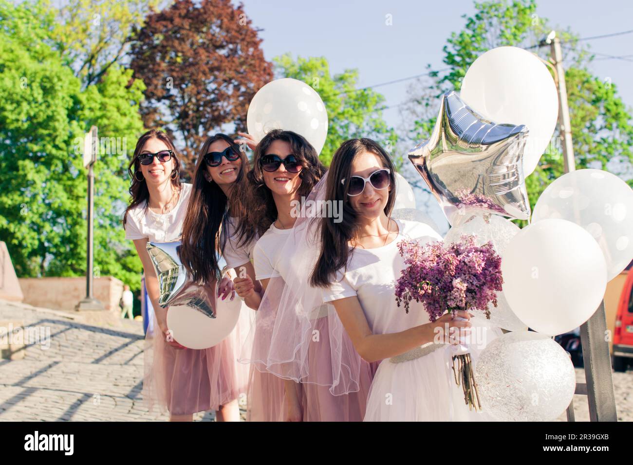 Ragazze che indossano abiti rosa che si divertono con la festa delle galline. Foto Stock