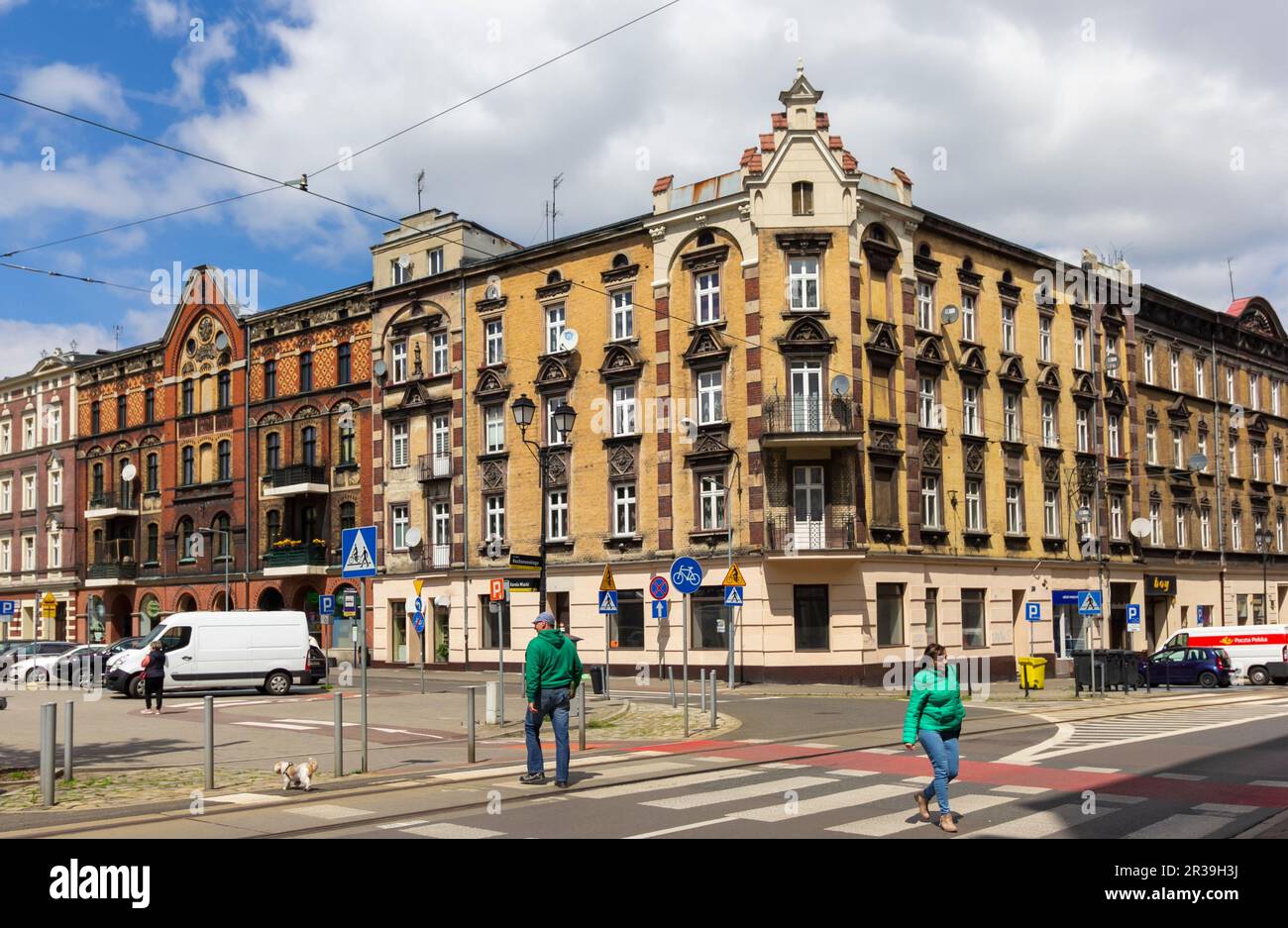 Un vecchio edificio di appartamenti nel centro di Katowice, Polonia. Maggio 2023 Foto Stock