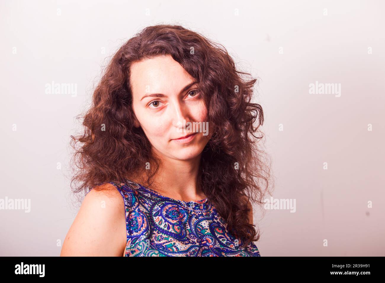 Ritratto di bella donna di mezza età con capelli ricci Foto Stock