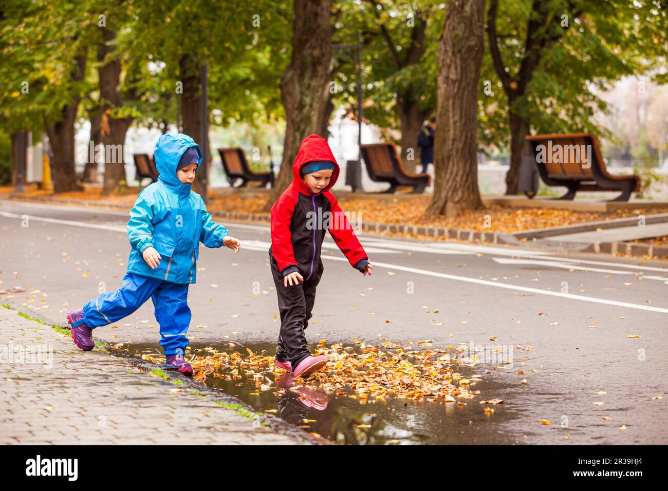 La piccola coppia romantica passeggia per la città in autunno Foto Stock