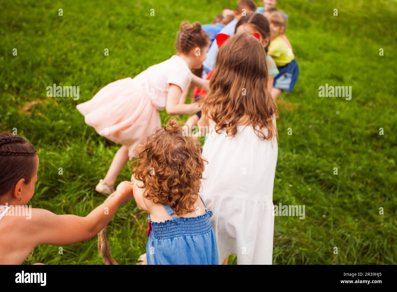 Attività sportive per bambini nel campo estivo Foto Stock