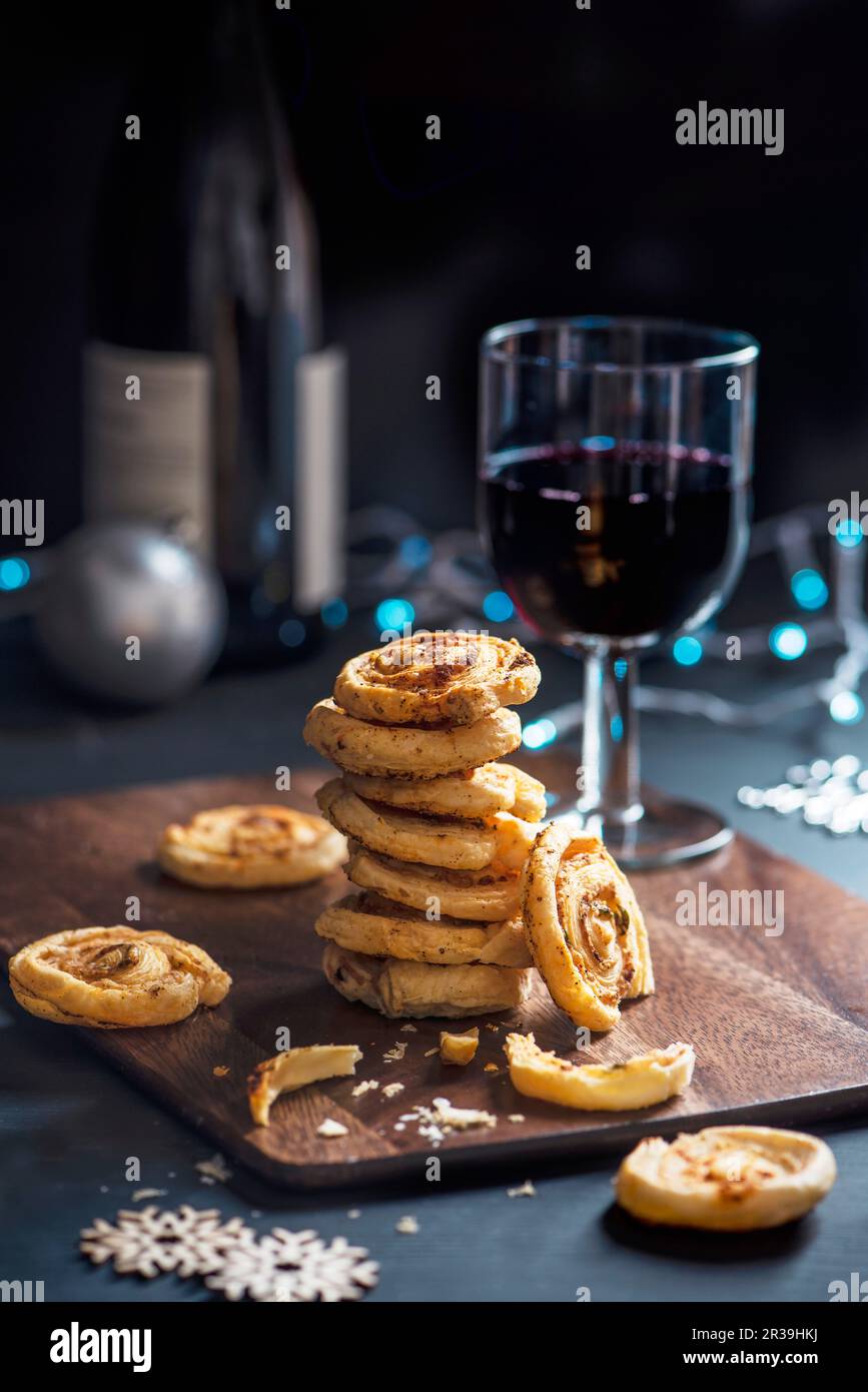 Formaggio di pasta sfoglia e paprica affumicata paprica come spuntino per Natale Foto Stock