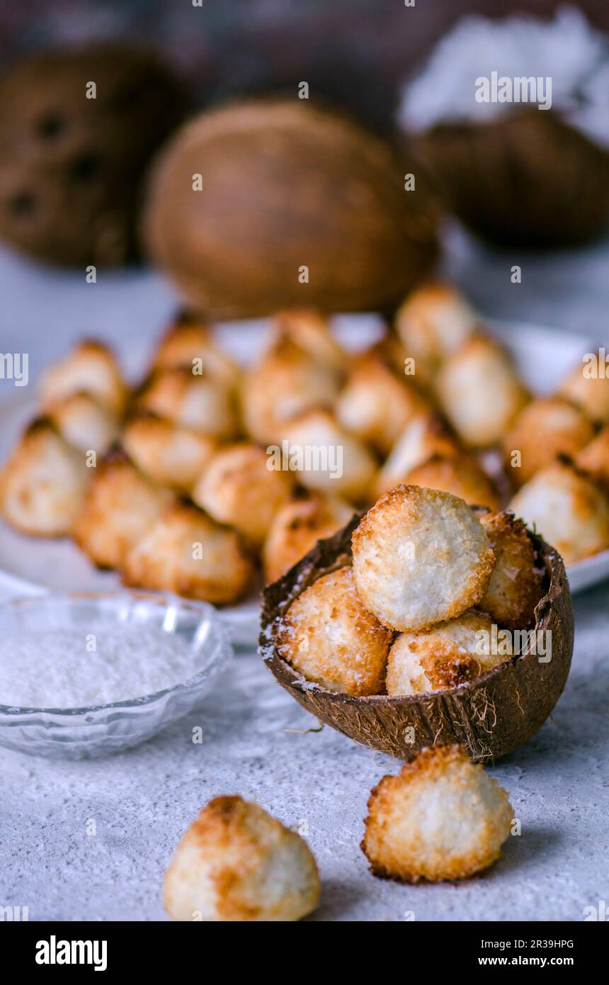 Biscotti di cocco in guscio di cocco, noci di cocco e patatine di cocco Foto Stock