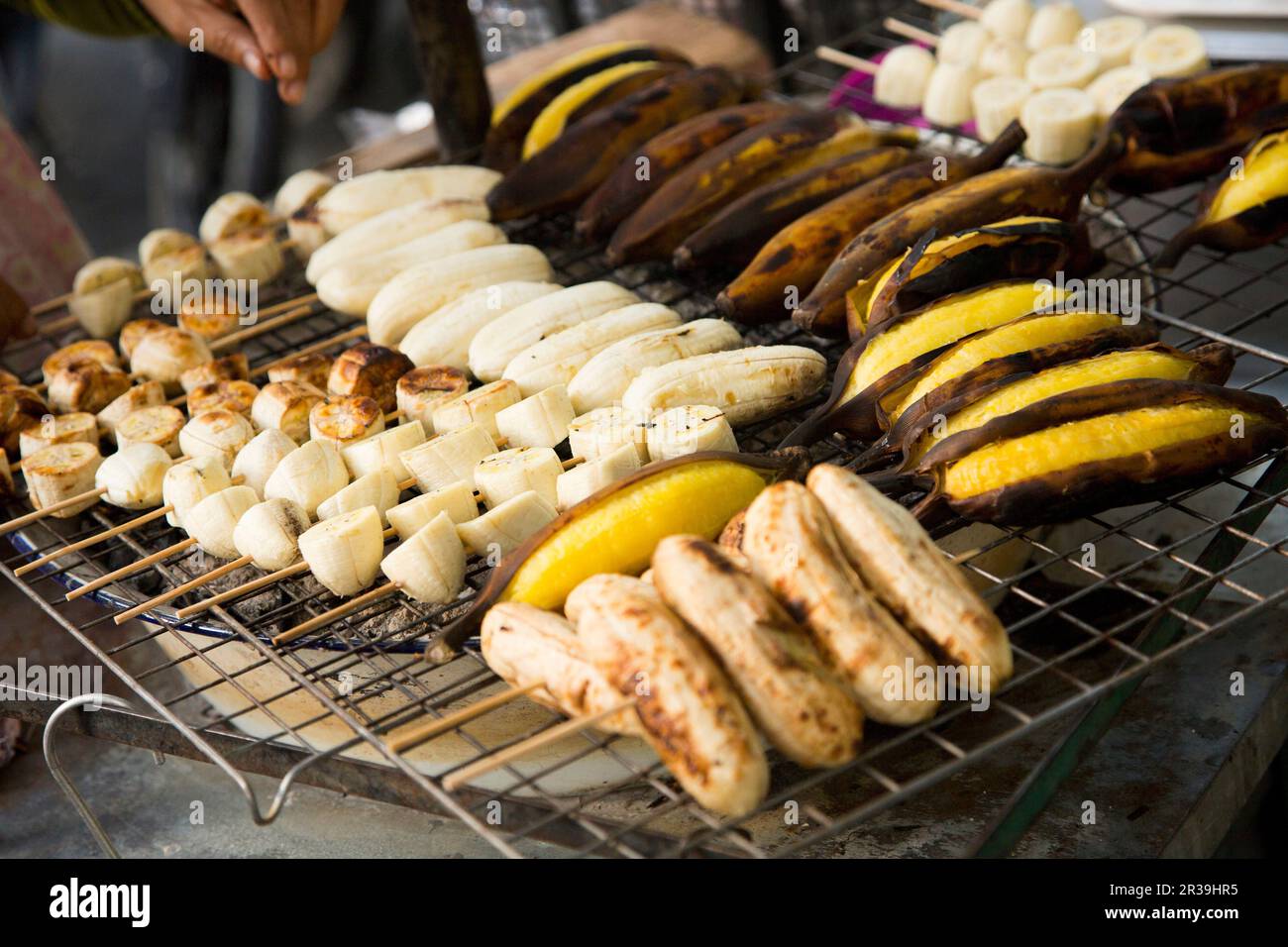 Banane alla griglia in uno stand di Street food nella zona di China Town (Bangkok) Foto Stock