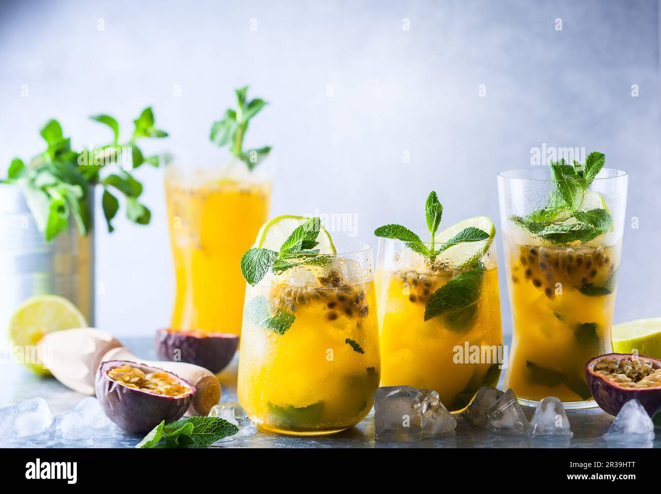 Passion Fruit Lemonade guarnita con lime e menta Foto Stock