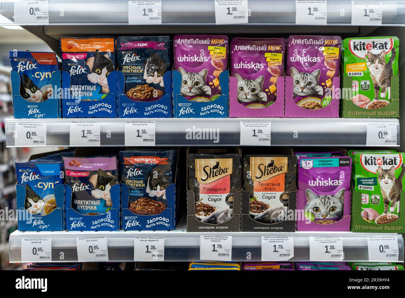 Vari tipi di alimenti per gatti in confezione venduti sullo scaffale del negozio di animali domestici, alimenti secchi confezionati, alimenti umidi in scatola. Minsk, Bielorussia, 2023 Foto Stock