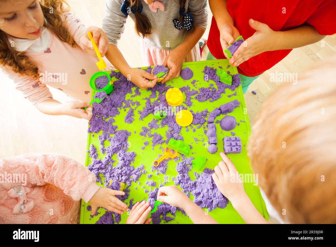 Giochi di creatività per bambini con sabbia cinetica Foto Stock