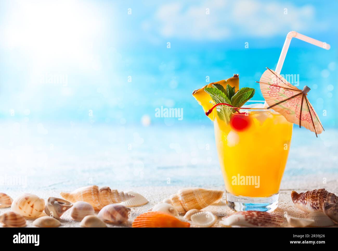 Concetto di estate: fresco cocktail esotico sulla spiaggia Foto Stock