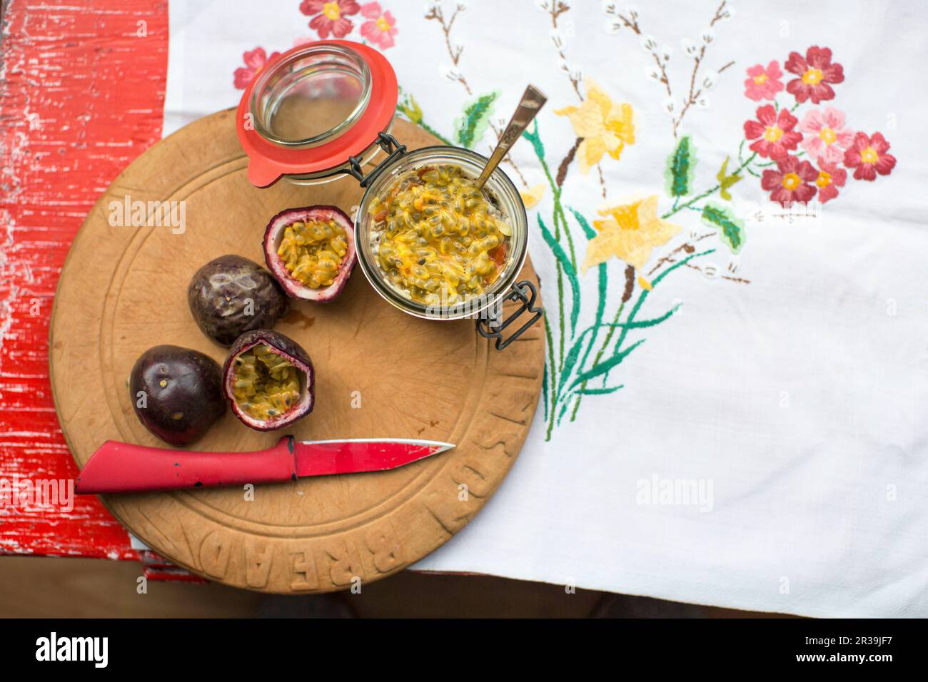 Avena notturna con chia, goji e frutto della passione Foto Stock