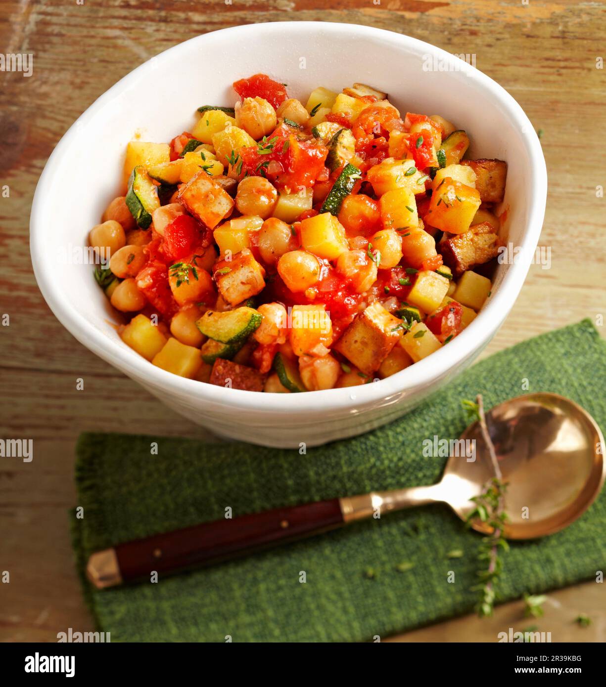 Stufato vegano con ceci, patate e tofu affumicato Foto Stock