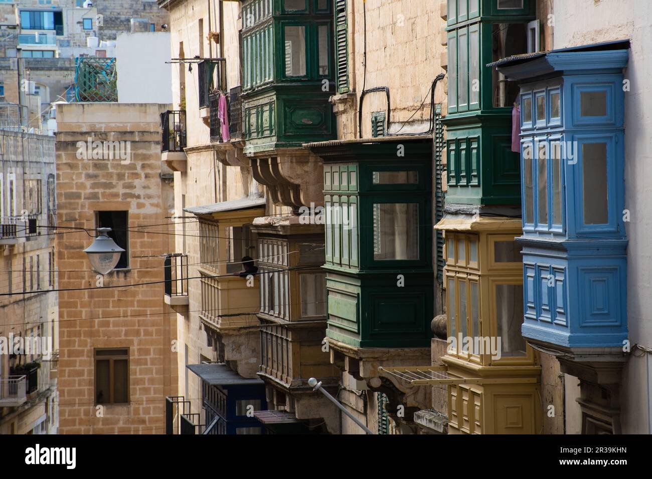 Fila di tradizionali balconi colorati a Malta Foto Stock