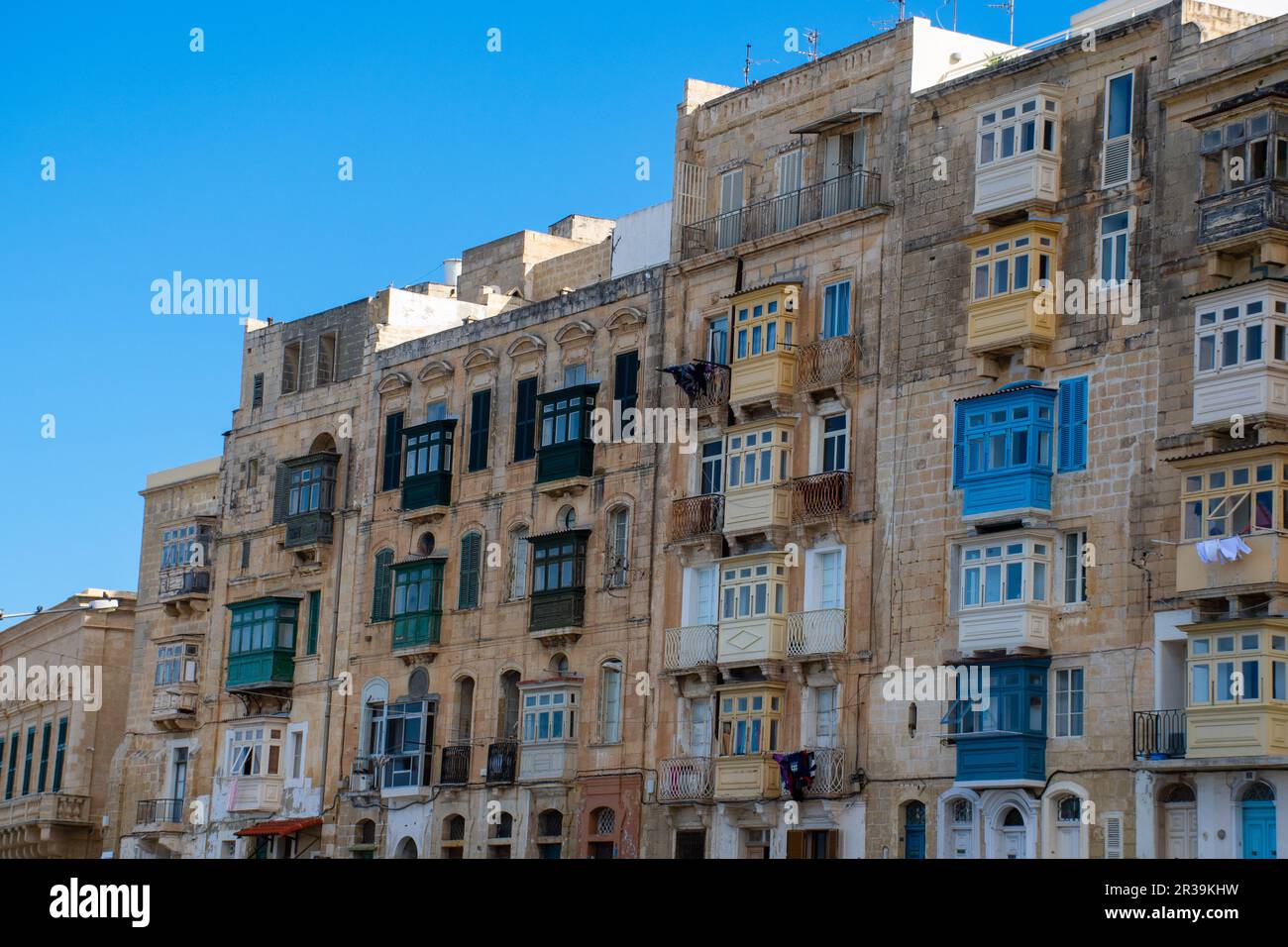 Blocco di alloggi tradizionali Maltesesi con balconi tradizionali Foto Stock