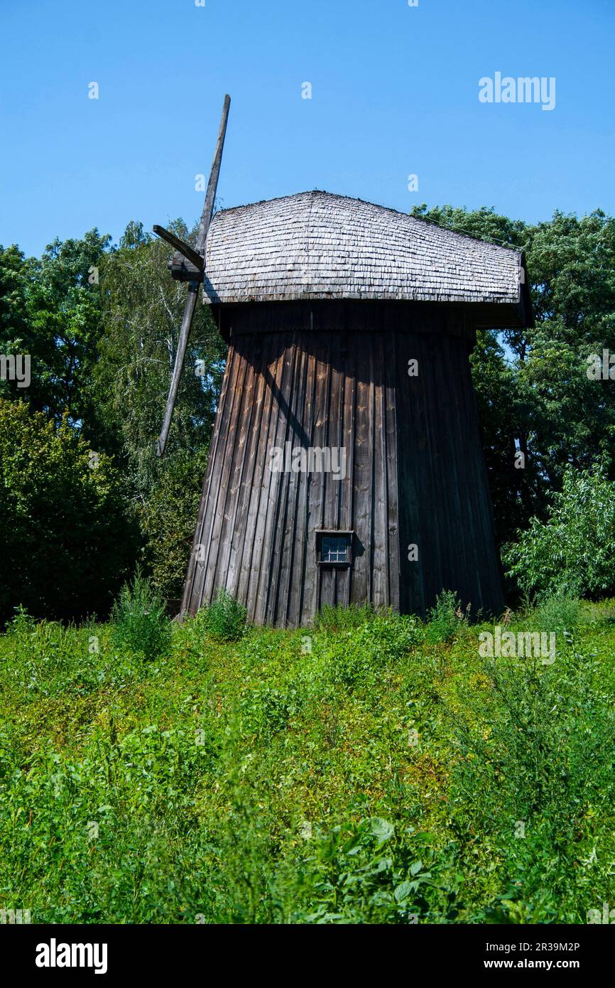 Vecchio mulino a vento in legno sul campo Foto Stock
