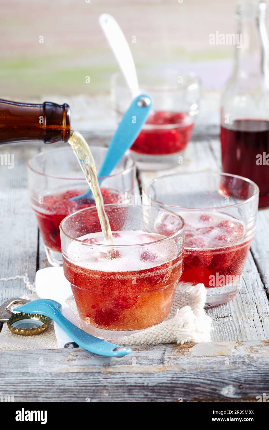 Punch alla birra di grano con sciroppo di lampone e lamponi Foto Stock