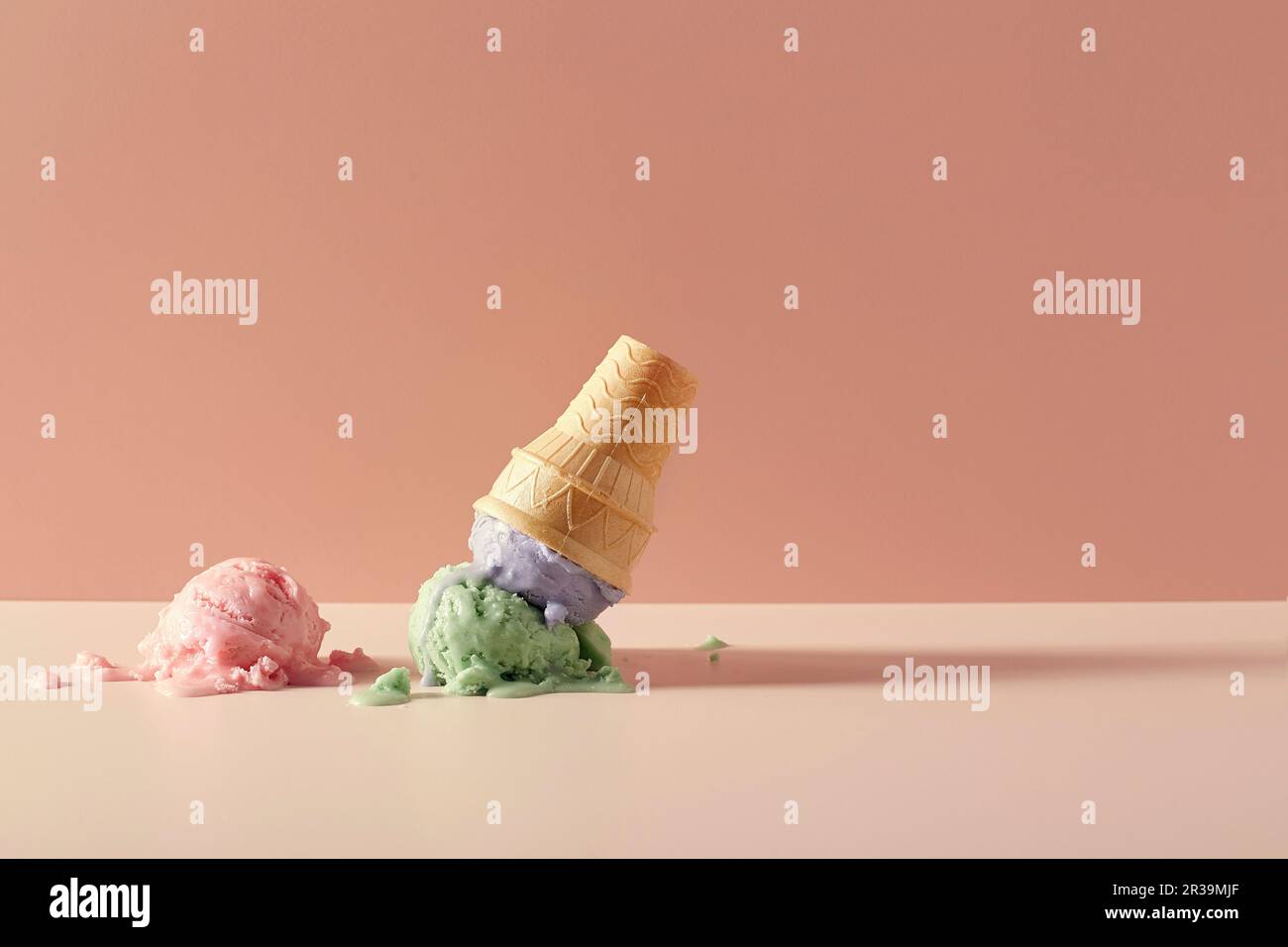 Ice Cream e wafer Cup Cone fuso sul tavolo Foto Stock
