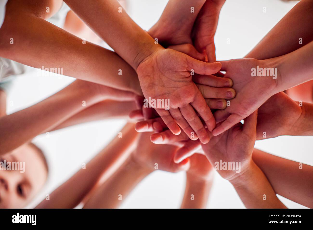 Amici felici mettendo le mani insieme, vista dal basso. Foto Stock