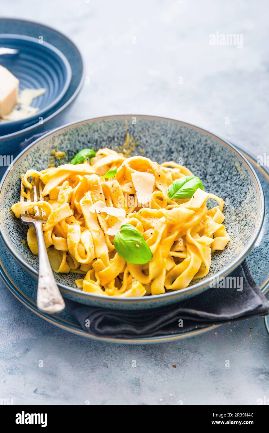 Tagliatelle con una cremosa zucca alle butternut, parmigiano e basilico Foto Stock