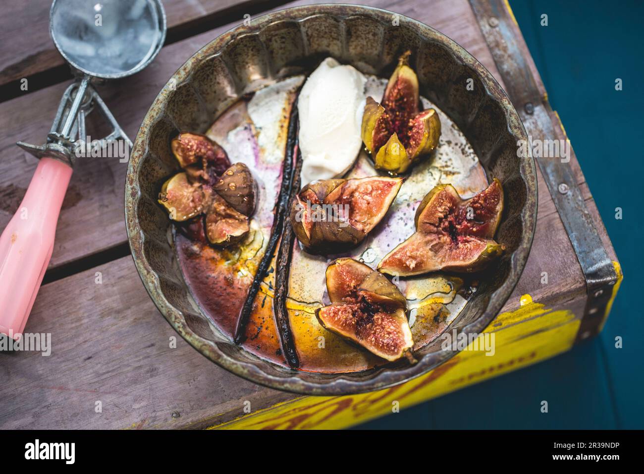 Fichi arrosto con vaniglia e gelato Foto Stock