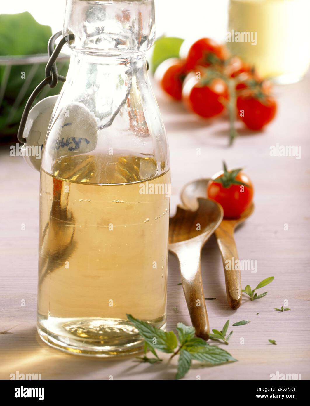 Aceto di elderflower fatto in casa in una bottiglia Foto Stock
