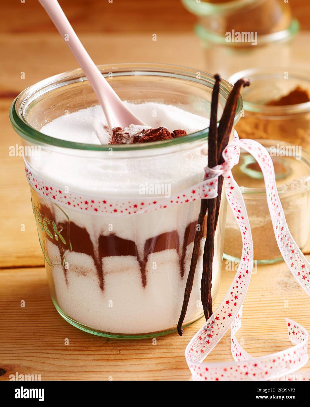 Zucchero di Natale a strati con spezie in un barattolo di mason Foto Stock