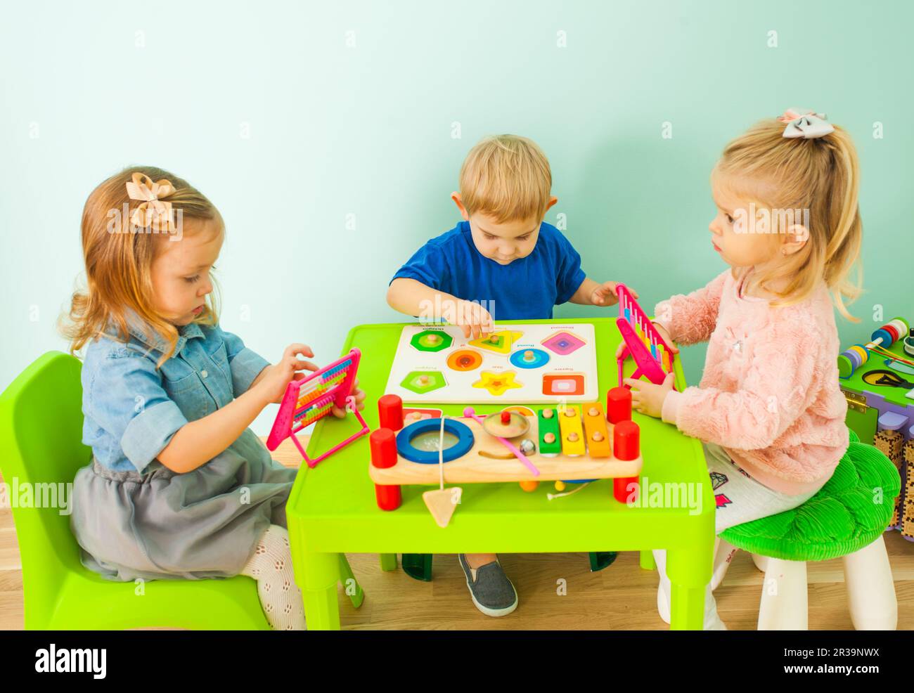 Bambini felici che giocano con gli abaci colorati e che imparano a contare Foto Stock