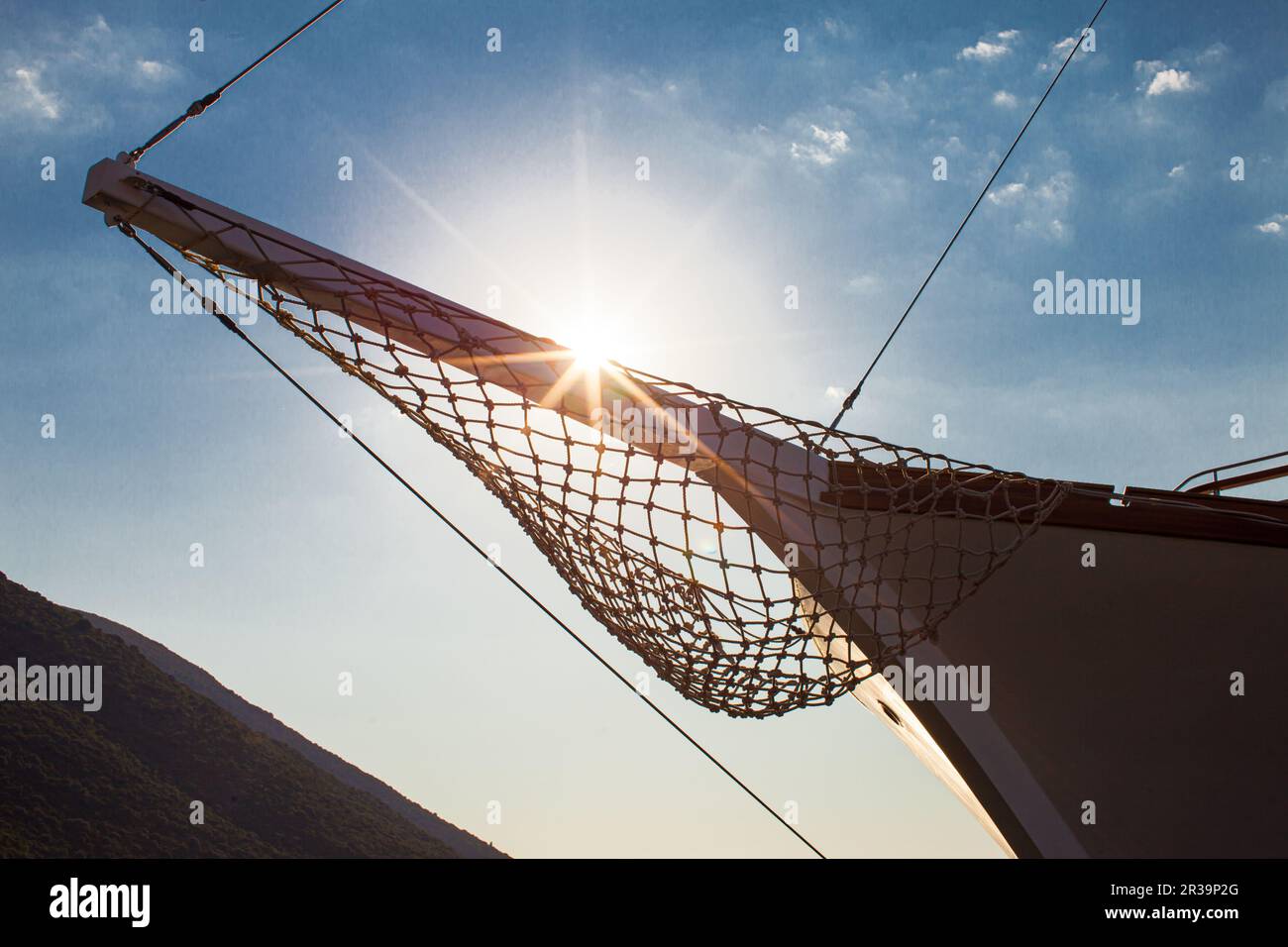 Un bowsprit di uno yacht ormeggiato la sera Foto Stock