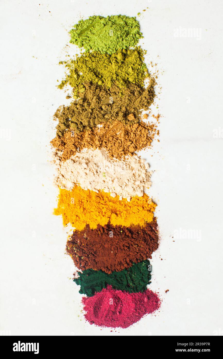 Vari supplementi dietetici sparsi sul tavolo Foto Stock