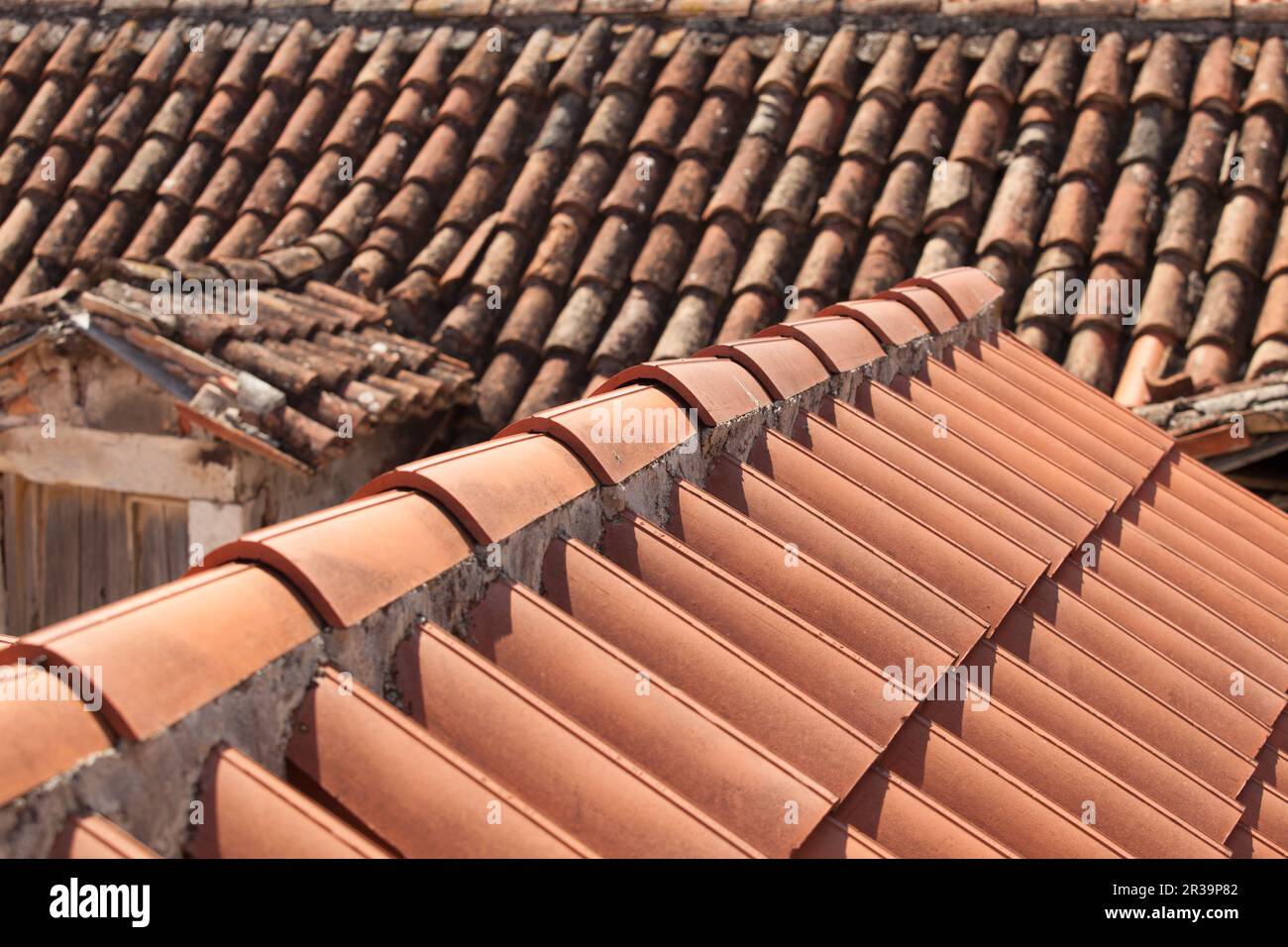 Concetto di tetto con tegole nuove e vecchie Foto Stock