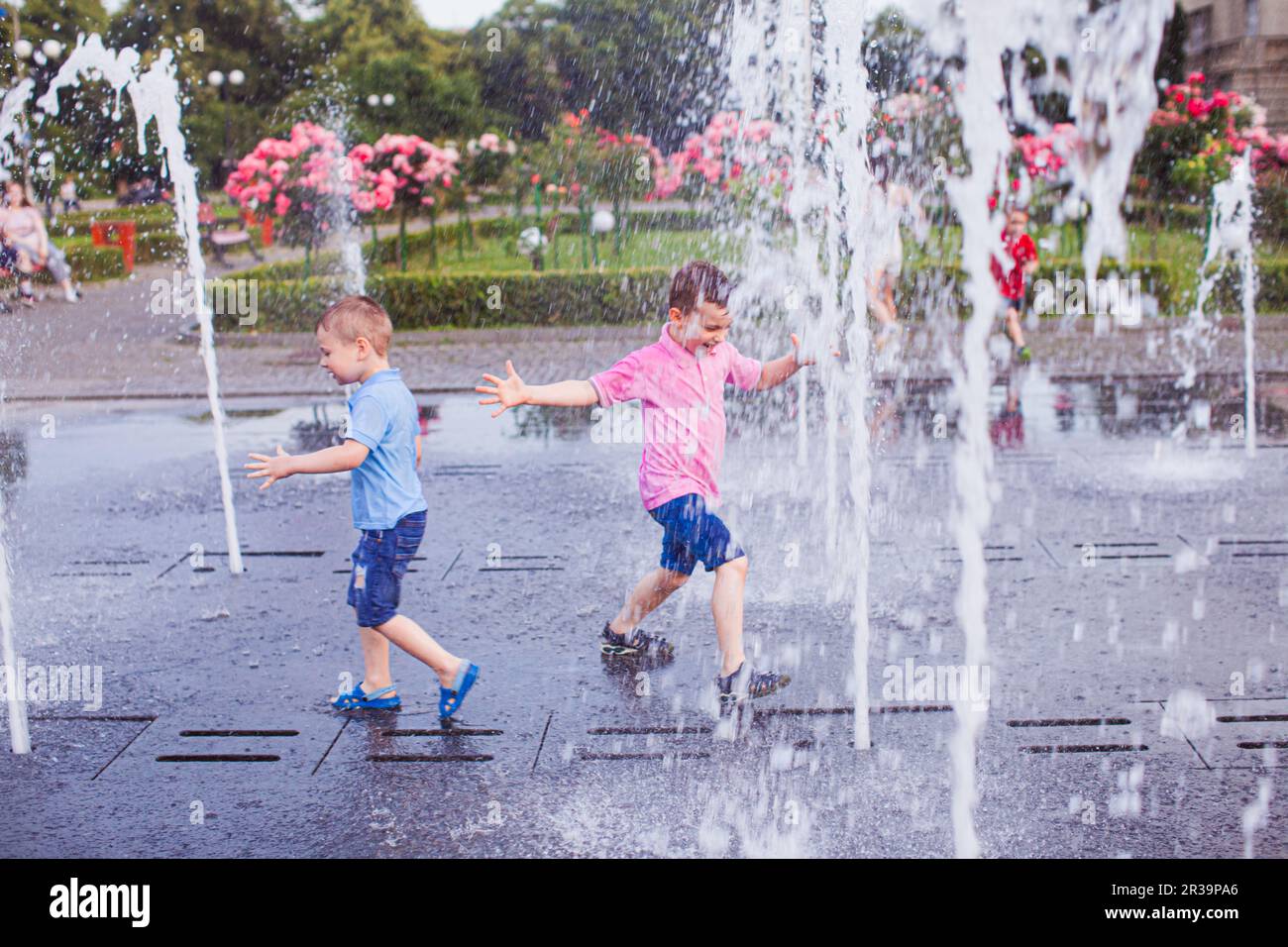 Due ragazzi amano l'acqua fresca in una fontana Foto Stock